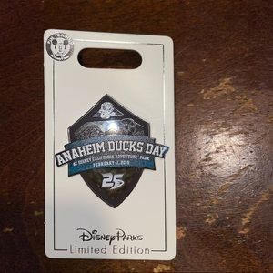 Disney California Adventure “Anaheim Ducks Day” pin 2019 limited edition